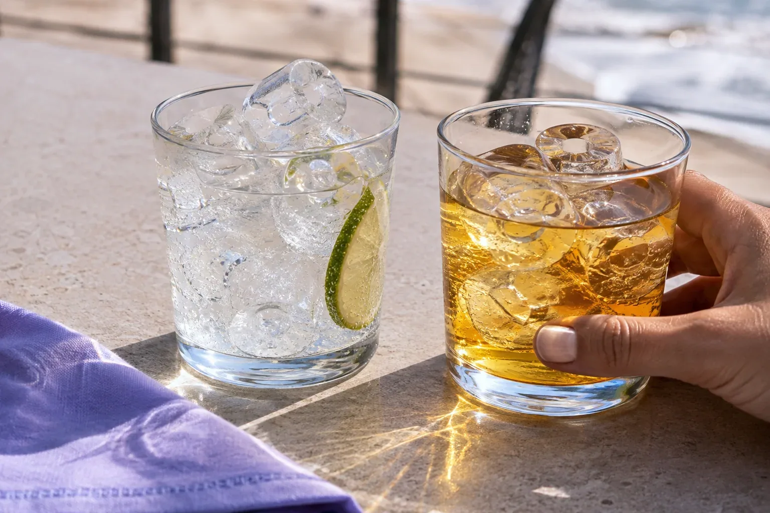 Bebidas con hielo en una mesa al sol, listas para compartir